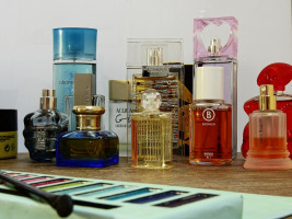 Opbrengsten distributeur parfums onbelast?